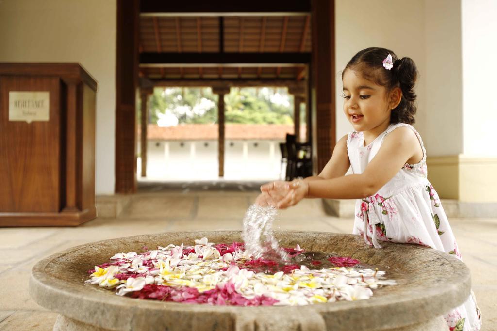فندق ذا هرتيدج مادوراي المظهر الخارجي الصورة A girl playing with flowers